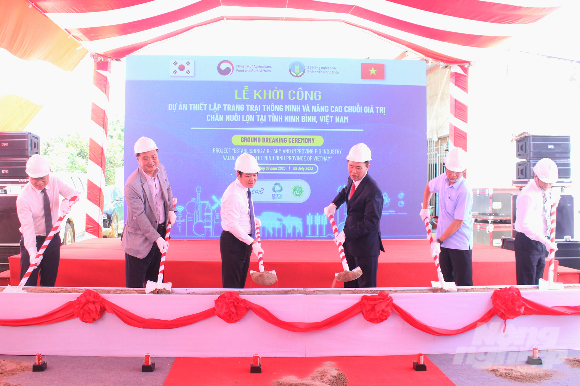 Delegates broke ground on Project on Establishing a Smart Farm and Strengthening the Pig Farming Value Chain in Ninh Binh. Photo: Trung Quan.