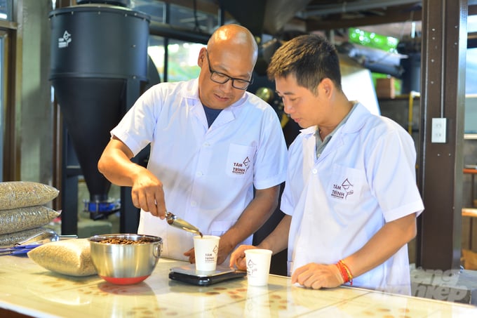 Công ty Xuất nhập khẩu Tám Trình liên kết với 3.000 hộ nông dân sản xuất cà phê chất lượng cao. Các vườn cà phê liên kết của đơn vị đã đạt các chứng nhận như 4C, chứng nhận của Rainforest Alliance. Ảnh: Minh Hậu.