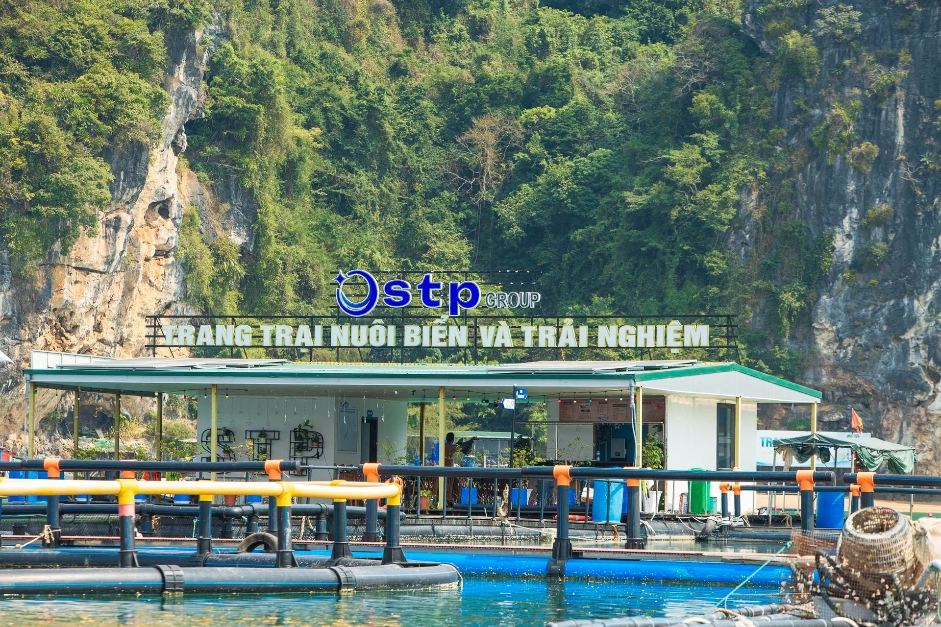 Khu nuôi biển sử dụng vật liệu nổi HDPE. Ảnh: Văn Nguyễn.