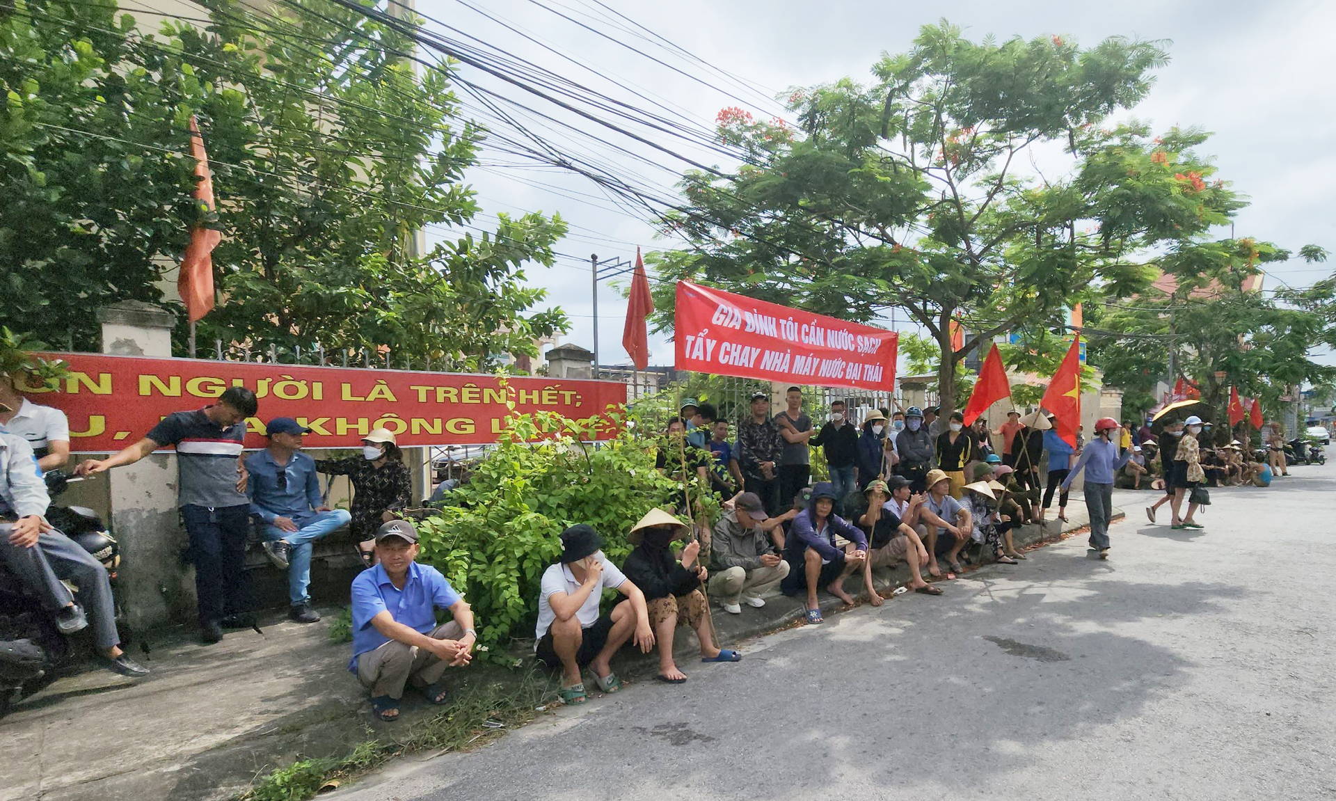 Người dân tập trung trước hội trường UBND xã Đông Phương nghe nội dung cuộc đối thoại. Ảnh: Đinh Mười.