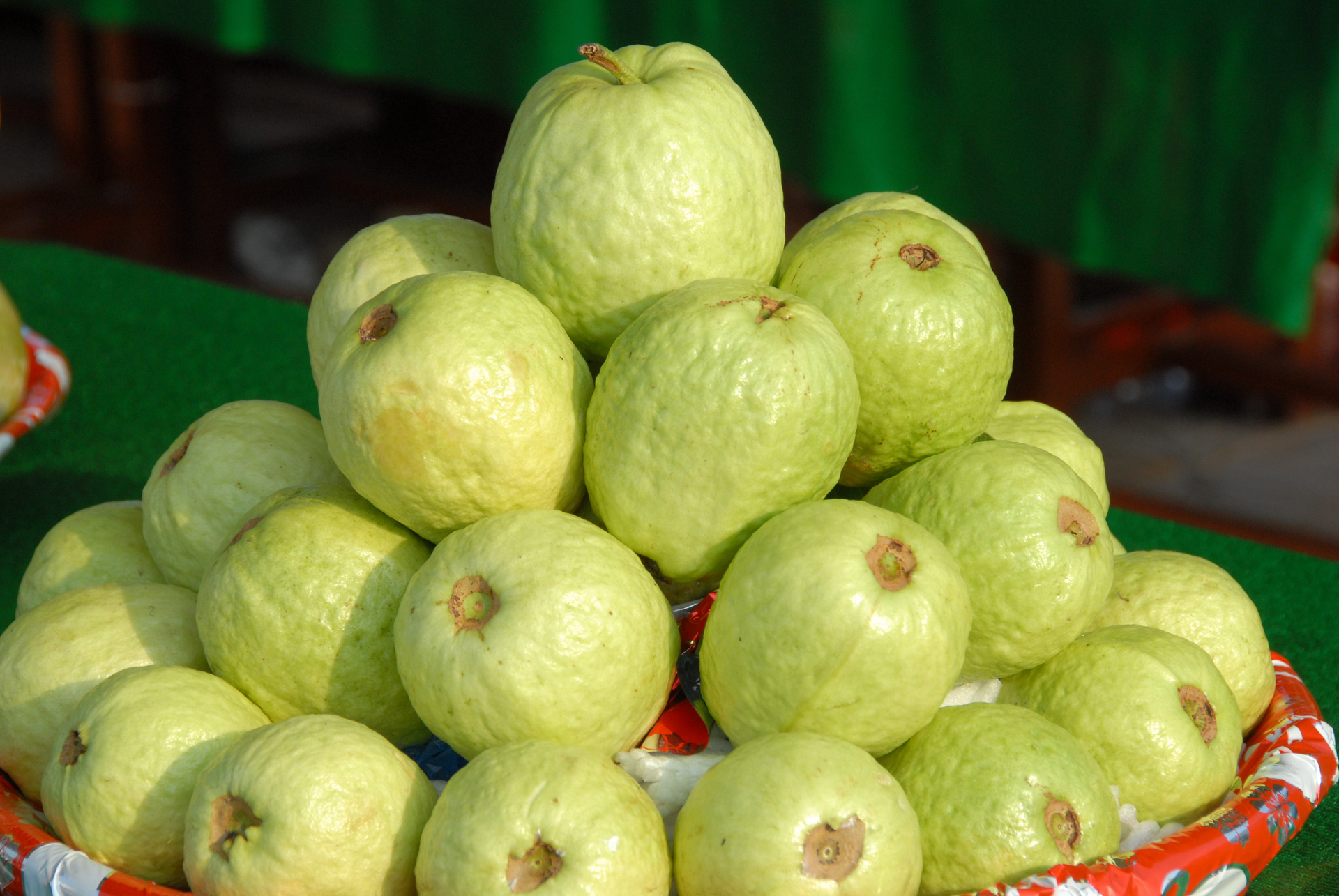 Consumers are currently more aware of the quality inside through the shape of a fruit. Photo: Le Hoang Vu.