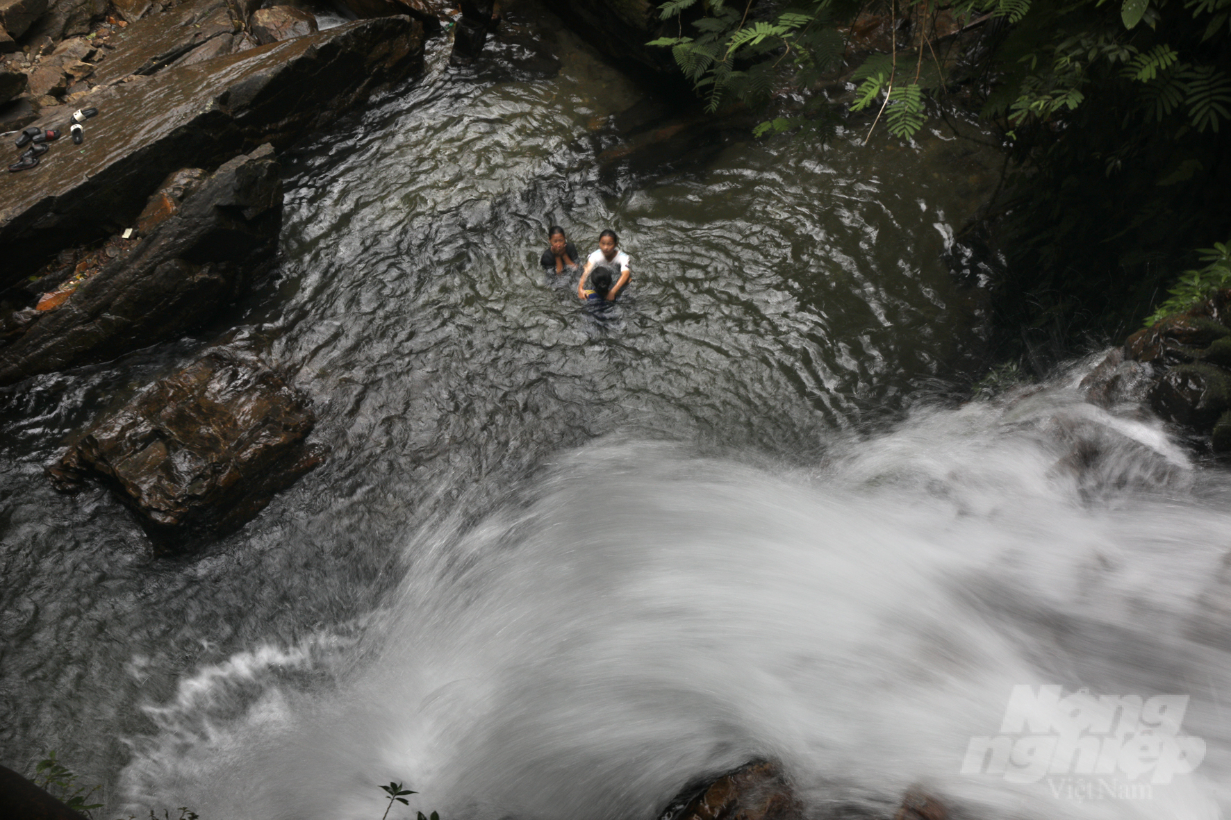Bên cạnh đó, khi đến khám phá Khu bảo tồn thiên nhiên Nà Hẩu, du khách còn được đắm mình trong dòng thác Suối Tiên ẩn mình giữa cánh rừng nguyên sinh của thôn 2 (Khe Tát). Ảnh: Thanh Miền.