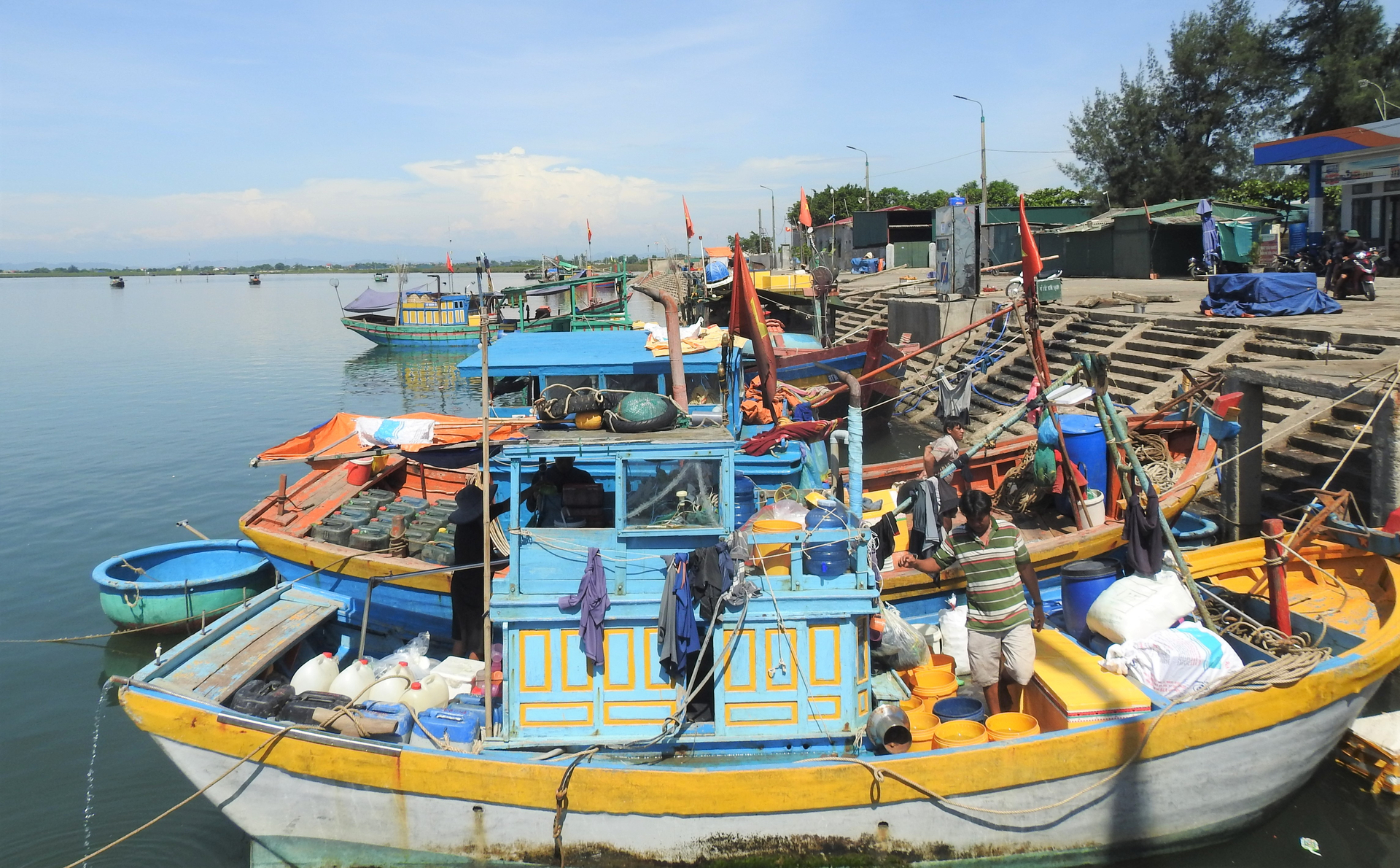 Việc quản lý tàu cá có nguy cơ khai thác bất hợp pháp được thực hiện trước khi tàu vươn khơi. Ảnh: Thanh Nga.