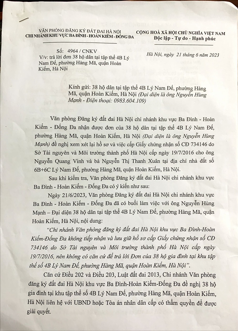 Văn phòng quản lý đất đai Hà Nội - Chi nhánh khu vực Ba Đình - Hoàn Kiếm - Đống Đa trả lời các hộ dân tại tập thể 4B Lý Nam Đế, nêu rõ việc không tiếp nhận và lưu giữ hồ sơ cấp giấy chứng nhận quyền sử dụng đất của ông Vinh. 