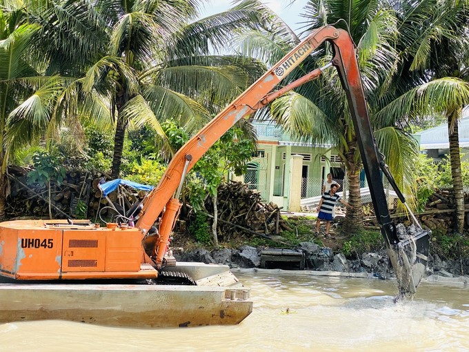 In 2023, the total volume of dredging for on-farm irrigation in Can Tho city will be 378,000 m3, upgrading and reinforcing the embankment with a volume of about 22,000 m3. Photo: Ho Thao.