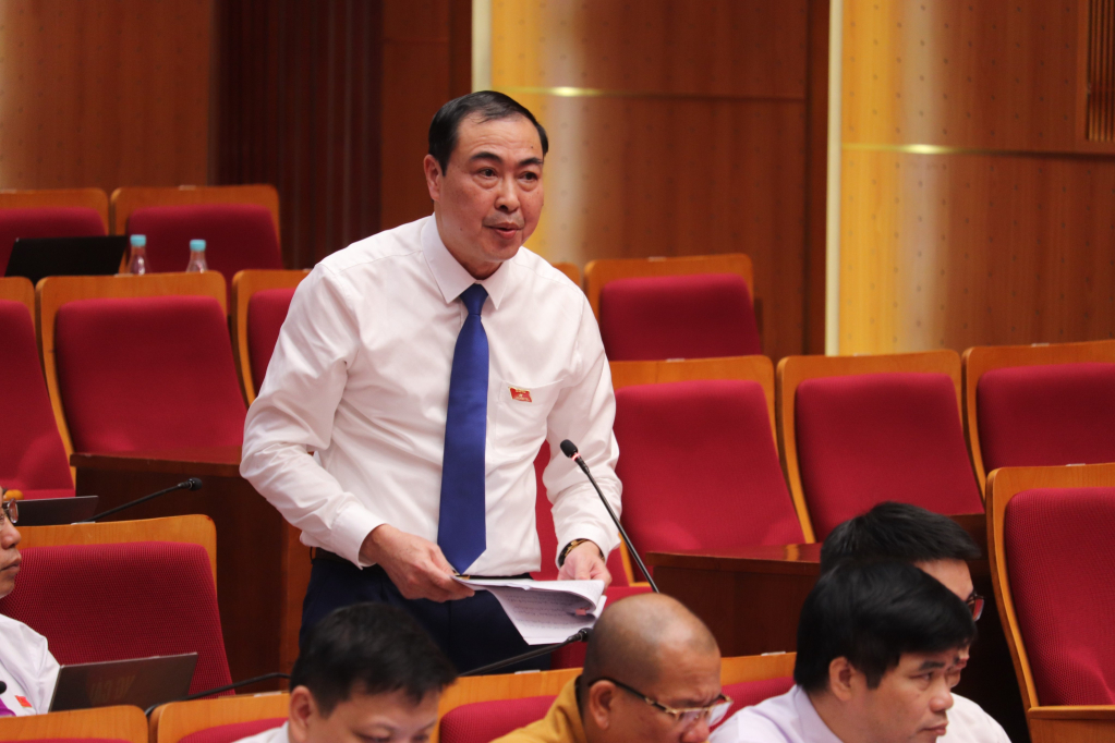 Giám đốc Sở NN-PTNT Nguyễn Minh Sơn trả lời chất vấn của đại biểu. Ảnh: Báo Quảng Ninh