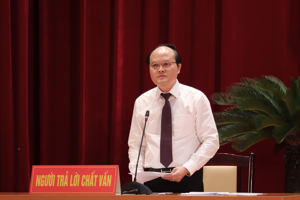 Ông Hoàng Quang Hải, Giám đốc Sở GT-VT trả lời chất vấn. Ảnh: Báo Quảng Ninh.
