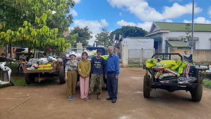 Các hộ dân tại xã Thuận An, huyện Đắk Mil rất vui khi đến nhận phân bón hỗ trợ từ Dự án SACCR Đắk Nông. Ảnh: Đình Phượng.