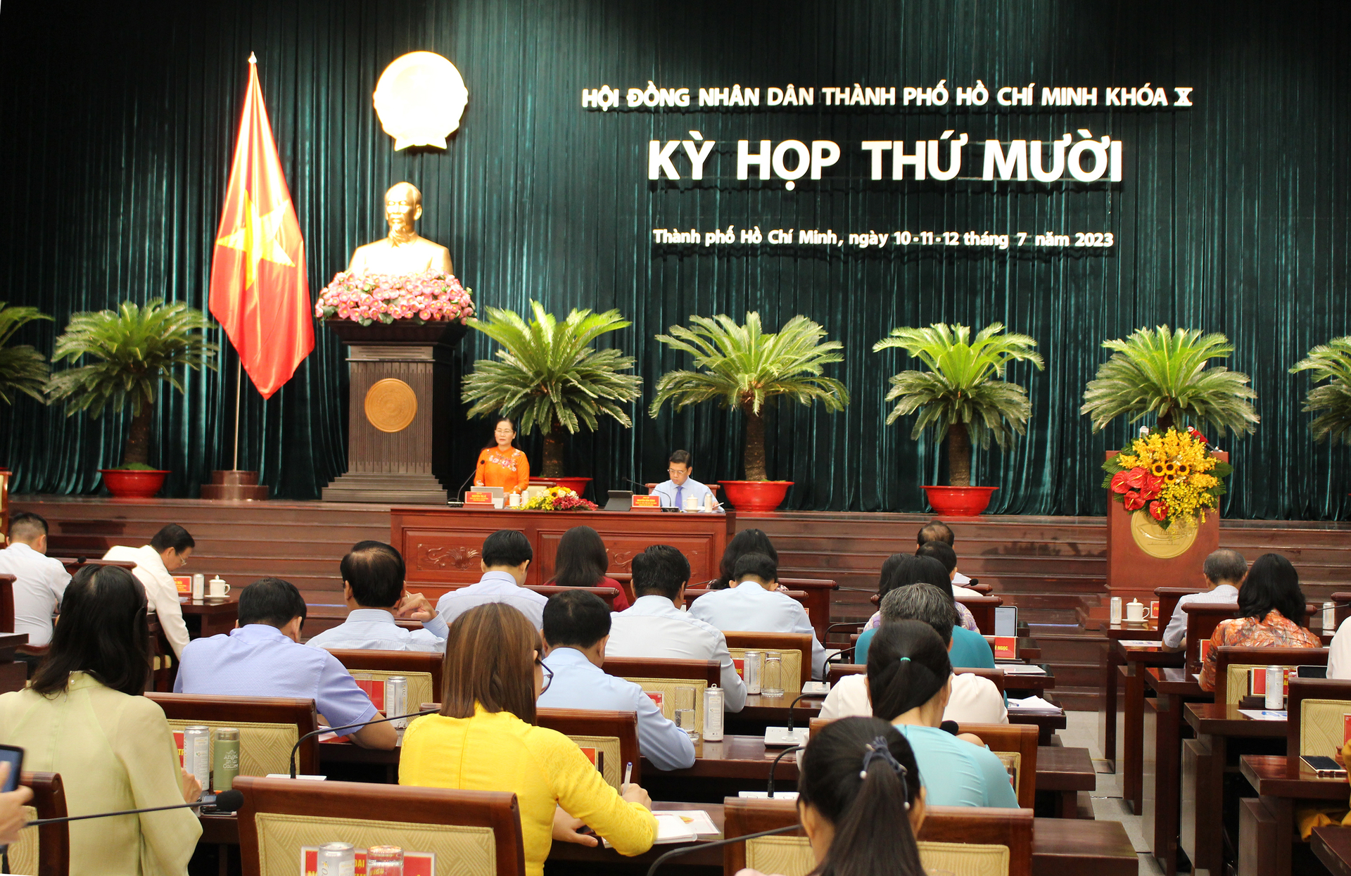 Buổi làm việc thứ hai, kỳ họp thứ 10 HĐND TP.HCM khóa X nhiệm kỳ 2021-2023 ngày 11/7, các đại biểu chất vấn Giám đốc Sở GT-VT, Sở Du lịch và Chủ tịch UBND quận 1.