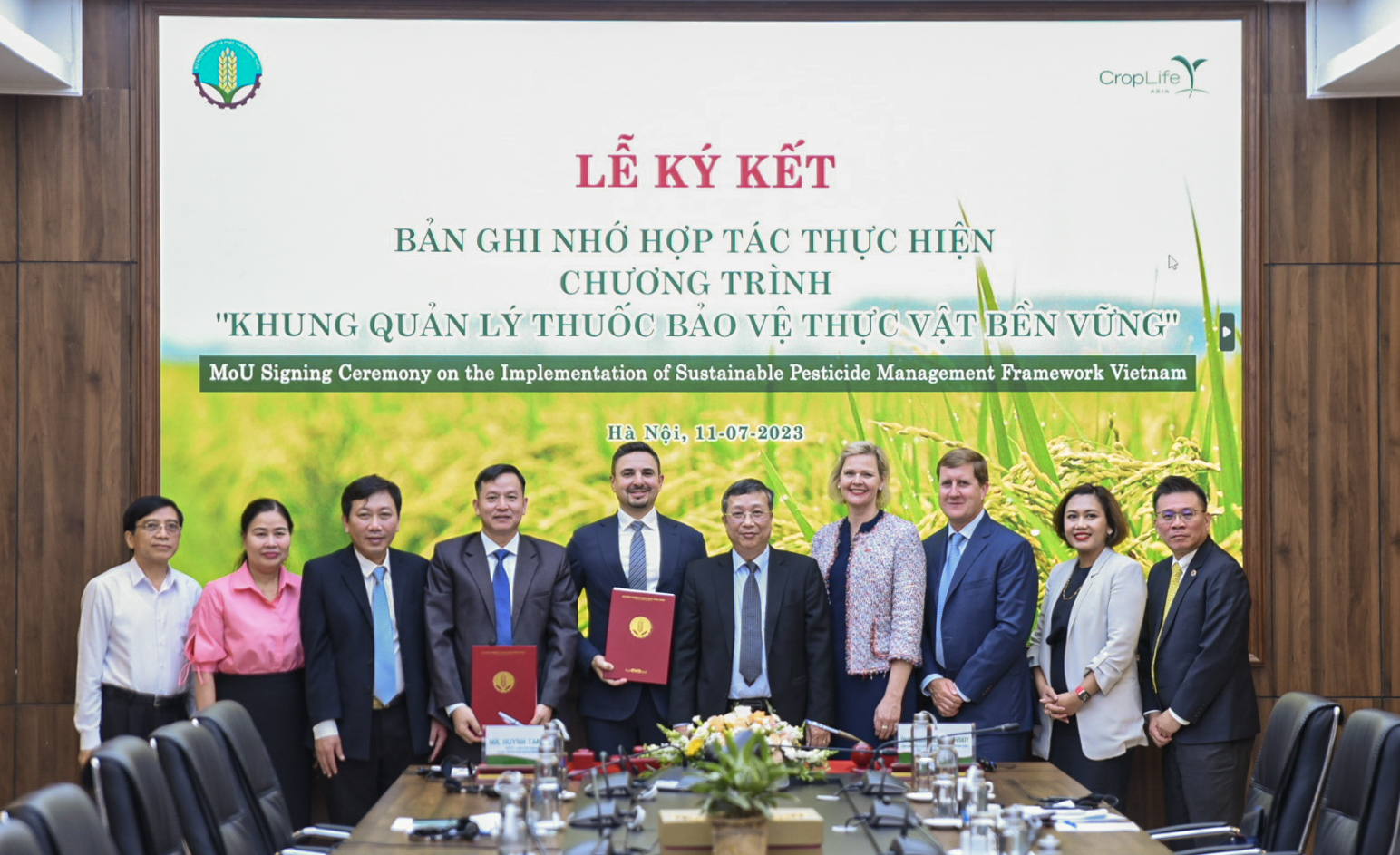 The signing ceremony of the Memorandum of Understanding 'Sustainable Pesticides Management Framework for the 2023-2028 period' on July 11 afternoon at MARD. Photo: Quynh Chi.