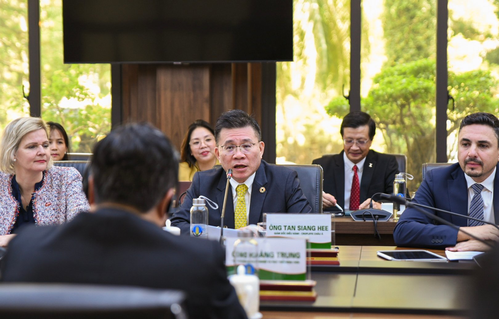 Executive Director of CropLife Asia, Mr. Tan Siang Hee, speaks at the meeting. Photo: Quynh Chi.