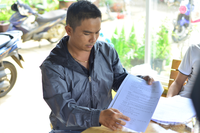 Anh Nguyễn Phong Thành cho biết, ông Trần Mạnh Cường - nhân viên Ngân hàng LPB, Bảo Lộc yêu cầu ký xác nhận nhiều giấy tờ dù các nội dung thông tin bên trong chưa được đầy đủ. Ảnh: Minh Hậu.