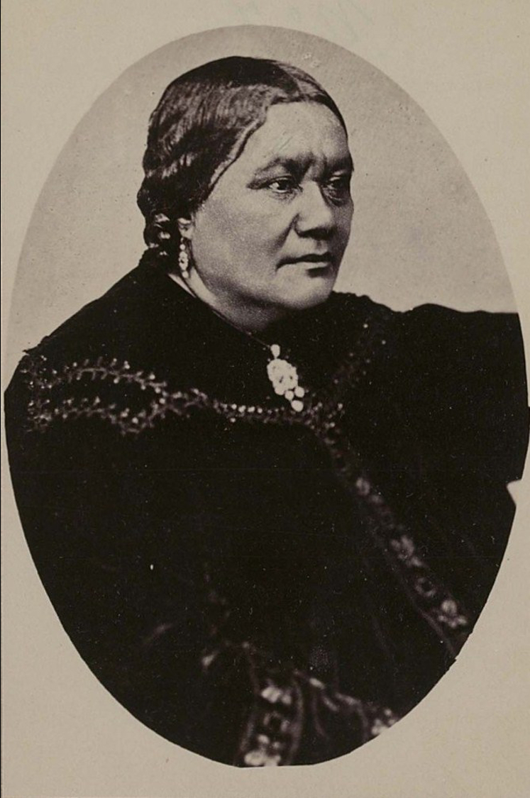 Nữ hoàng Pōmare IV do Paul-Émile Miot vẽ (1870) (Wikipedia).