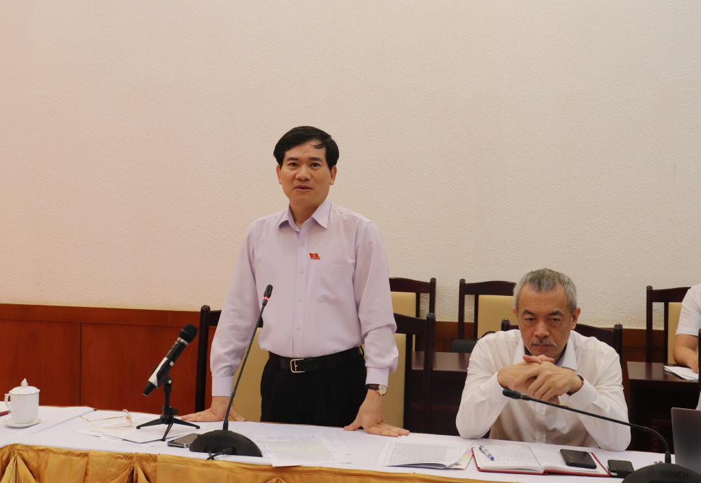 Đại biểu Vũ Quyết Tiến, Bí thư Thành ủy Hạ Long, Tổ đại biểu TP Hạ Long, tham gia thảo luận tại tổ số 1. Ảnh: Báo Quảng Ninh.