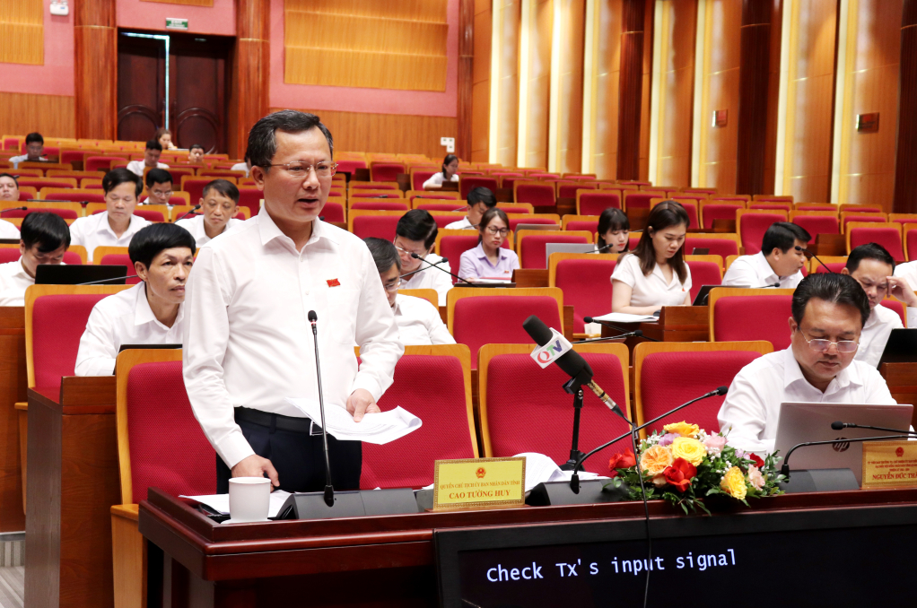 Đại biểu Cao Tường Huy, Quyền Chủ tịch UBND tỉnh (tổ đại biểu Vân Đồn - Cô Tô), phát biểu thảo luận tại tổ số 3. Ảnh: Báo Quảng Ninh.