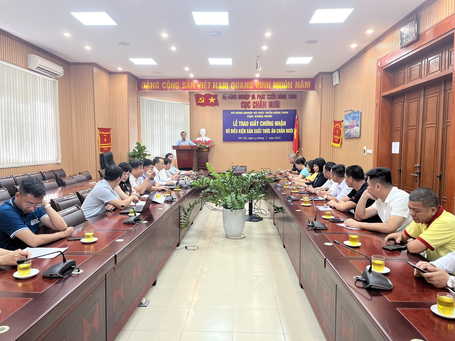 Lễ trao giấy chứng nhận đủ điều kiện sản xuất thức ăn chăn nuôi cho 13 doanh nghiệp được Cục Chăn nuôi tổ chức ngày 12/7 tại Hà Nội. Ảnh: Hồng Thắm