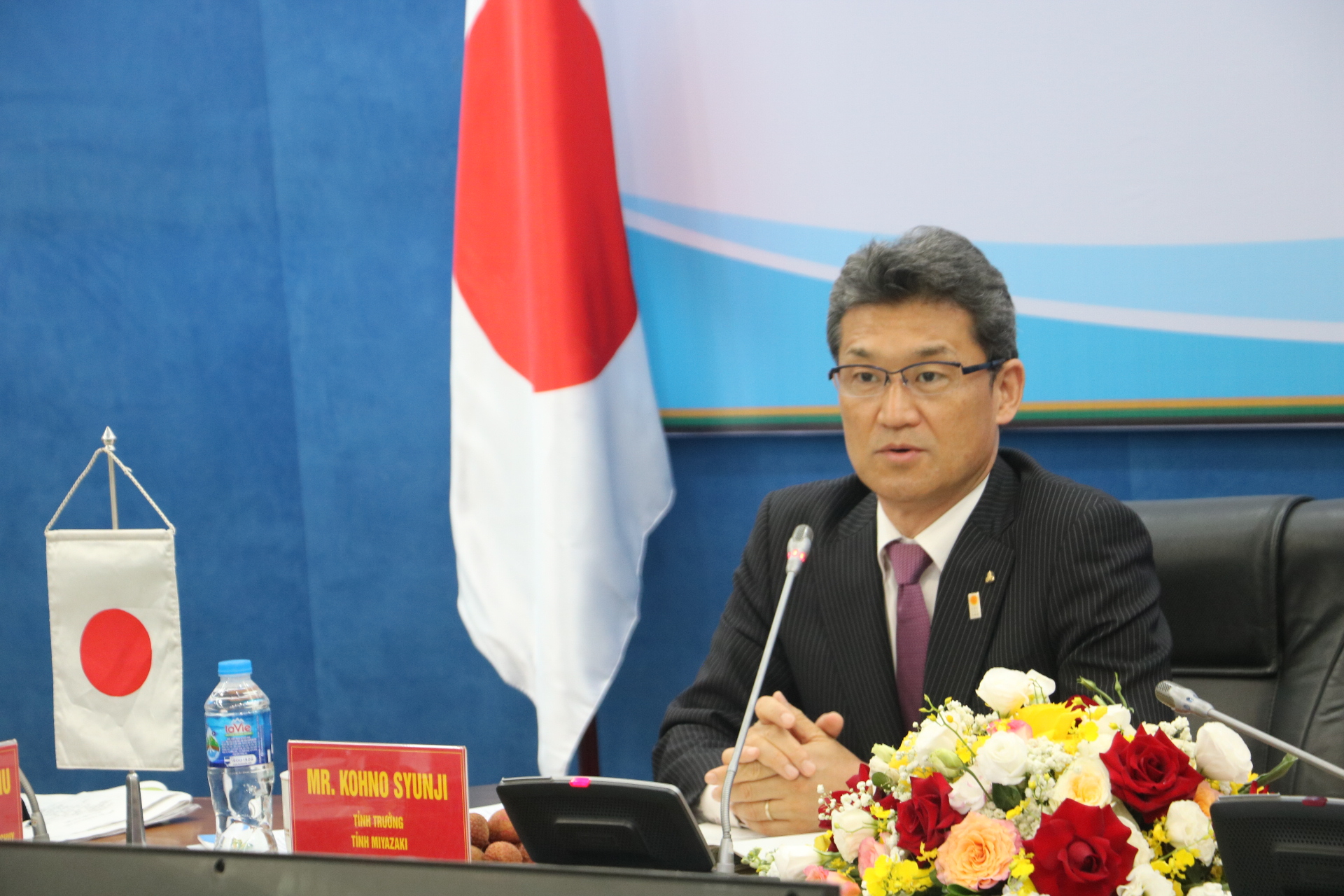 Mr. Kohno Sunji, Governor of Miyazaki spoke at the meeting. Photo: HUNG GIANG.