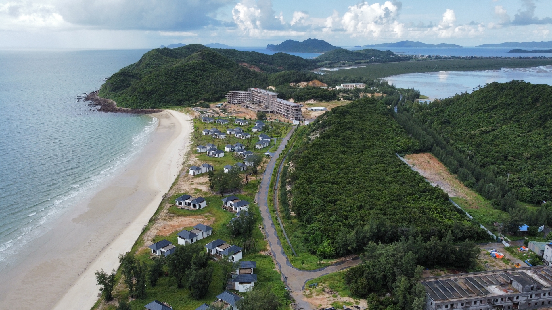 Khu du lịch sinh thái cao cấp Vân Hải ở Quan Lạn - Minh Châu đang được hoàn thiện, phấn đấu đưa vào vận hành năm 2023.