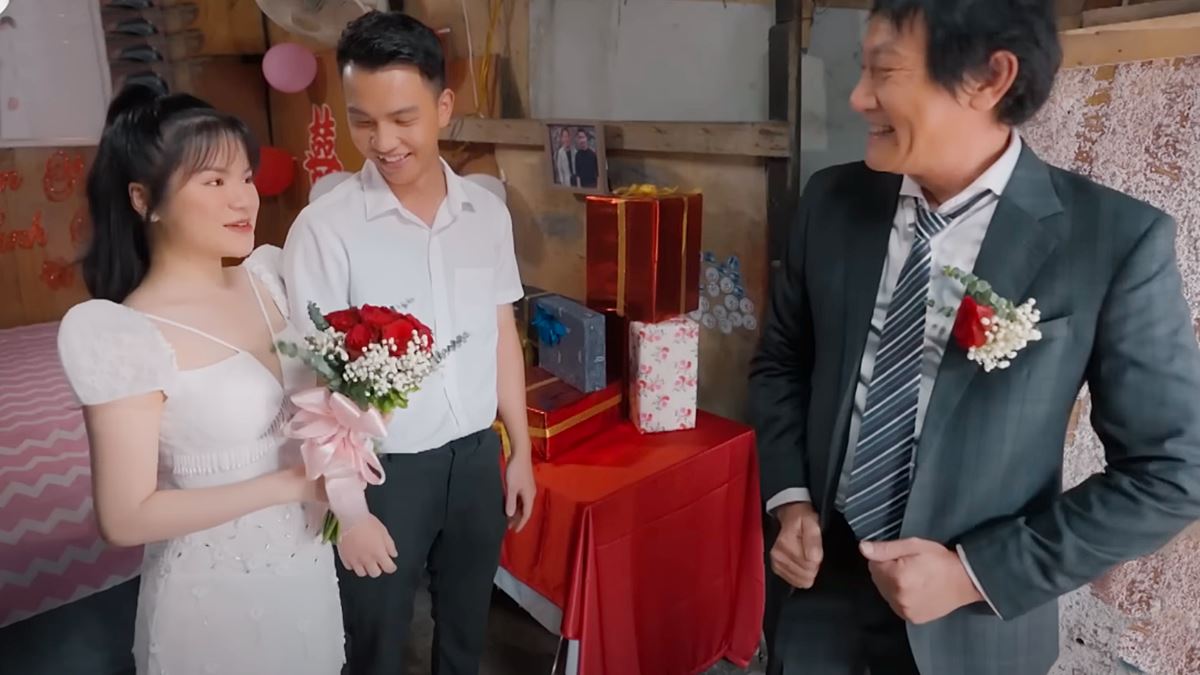 Cuộc đời vẫn đẹp sao tập 45: Nga khoe mẹ Hòa chuẩn bị hoa cưới cho chú Lưu. Ảnh chụp màn hình