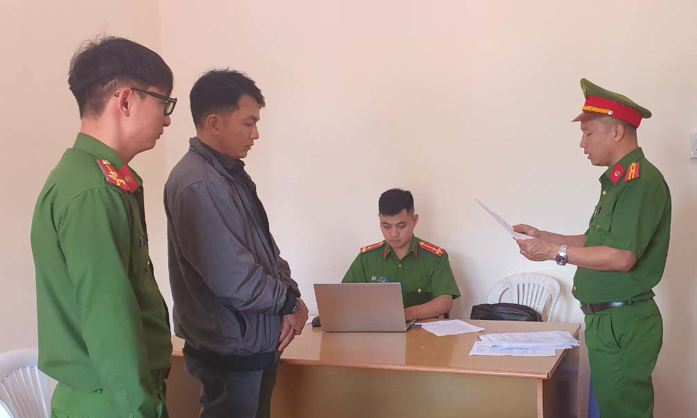Công an tỉnh Lâm Đồng bắt giữ ông Nguyễn Tường Khoa để điều tra về hành vi lừa đảo, chiếm đoạt tài sản. 