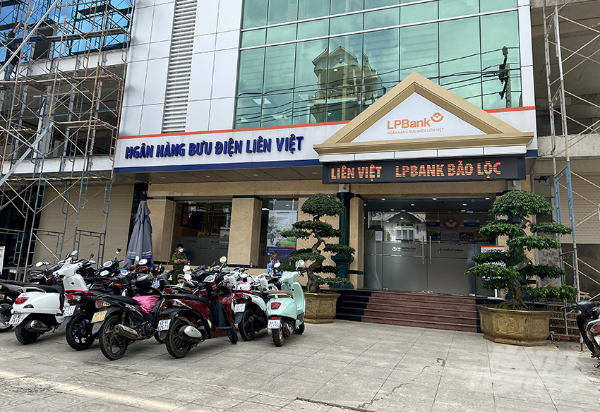 18 khách hàng của LPBank Bảo Lộc (TP Bảo Lộc, Lâm Đồng) bị nhân viên ngân hàng chiếm đoạt tổng số tiền gần 13 tỷ đồng. Ảnh: Minh Hậu.