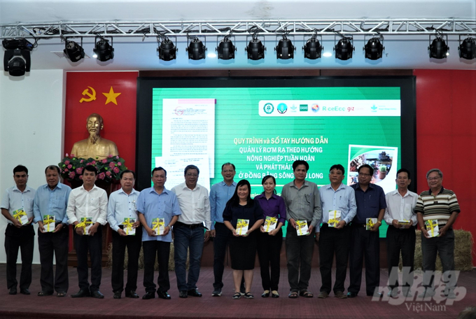 The Department of Crop Production presented the Manual of Rice Straw Management to representatives of the local agricultural sector. Photo: Hoang Vu.