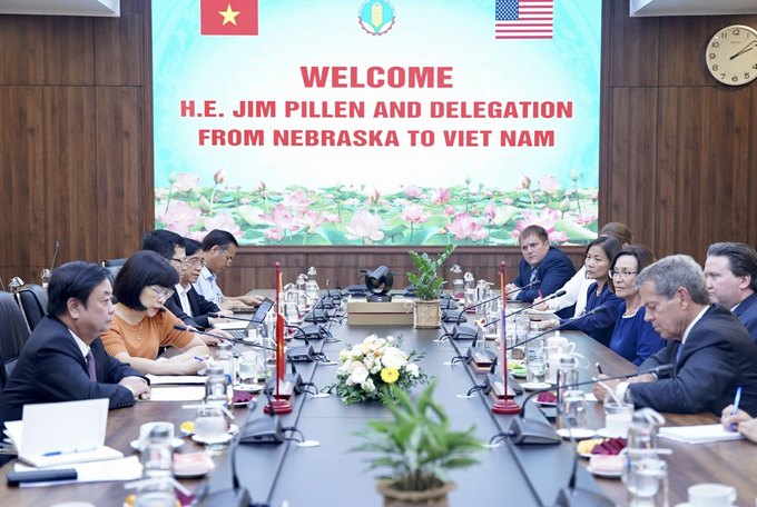 Bộ trưởng Lê Minh Hoan làm việc với ông Jim Pillen, Thống đốc bang Nebraska, Hoa Kỳ chiều ngày 13/7. Ảnh: Linh Linh. 