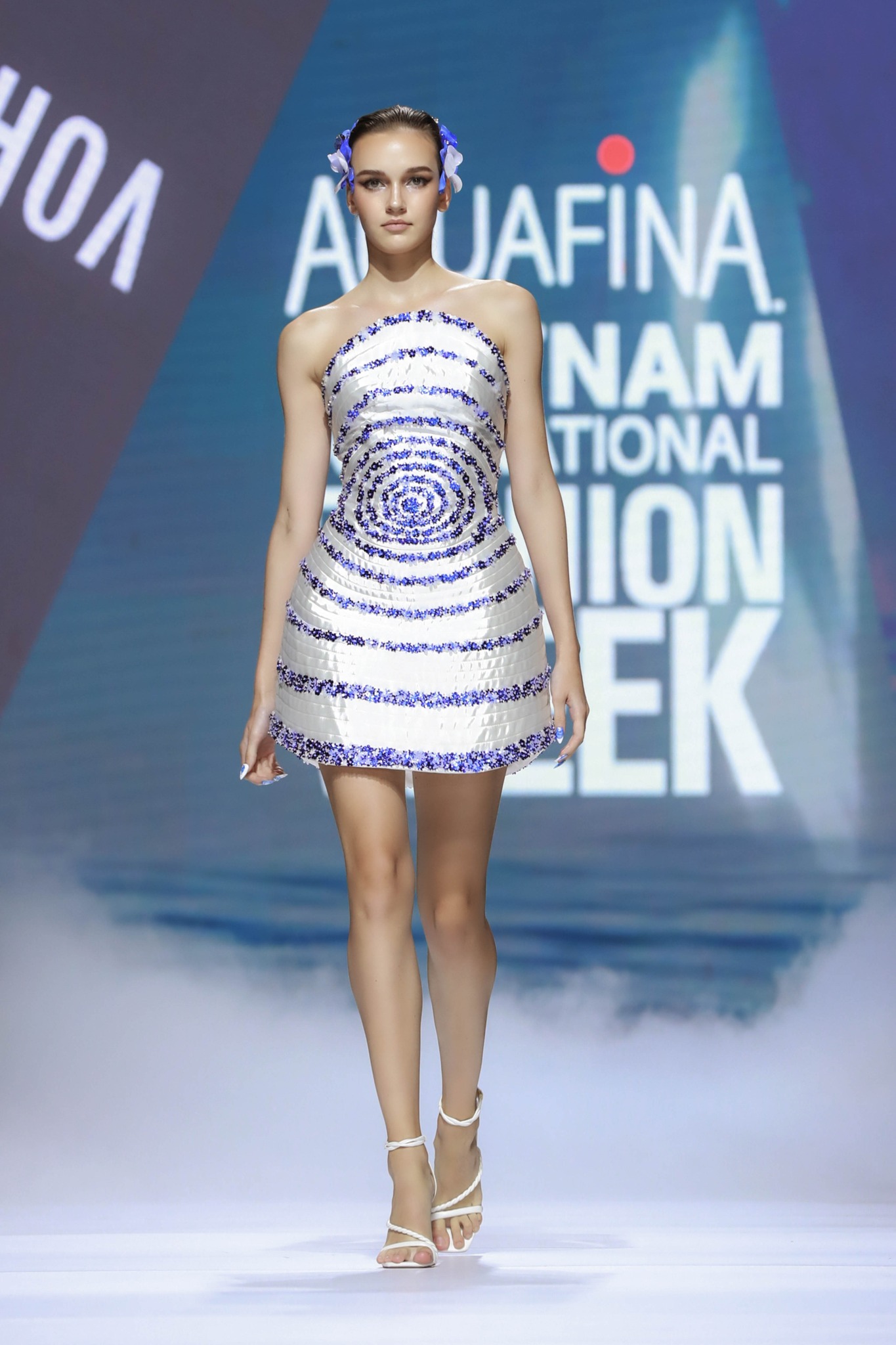 Một người mẫu quốc tế tham gia Tuần lễ thời trang quốc tế Việt Nam 2023.