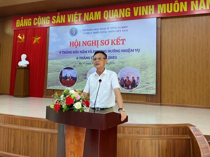 Ông Hà Công Tuấn, nguyên Thứ trưởng Bộ NN-PTNT, Chủ tịch Hội Khoa học Kinh tế nông nghiệp và Phát triển nông thôn phát biểu tại hội nghị. Ảnh: Lâm Hùng.
