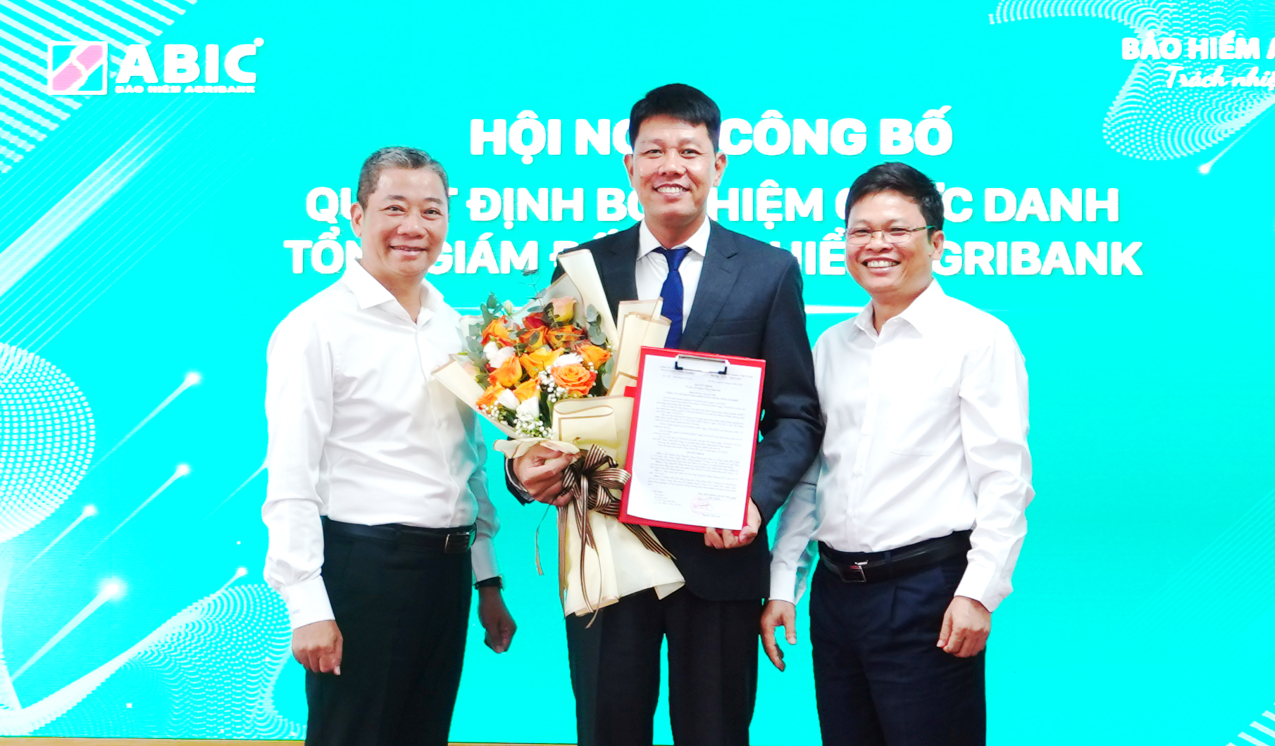 Ông Nguyễn Hồng Phong (giữa) giữ chức Tổng Giám đốc Bảo hiểm Agribank. Ảnh: ABIC.