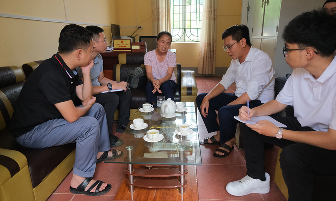 Cán bộ UBND xã Bản Lang trao đổi với phóng viên Báo Nông nghiệp Việt Nam. Ảnh: Bảo Thắng.