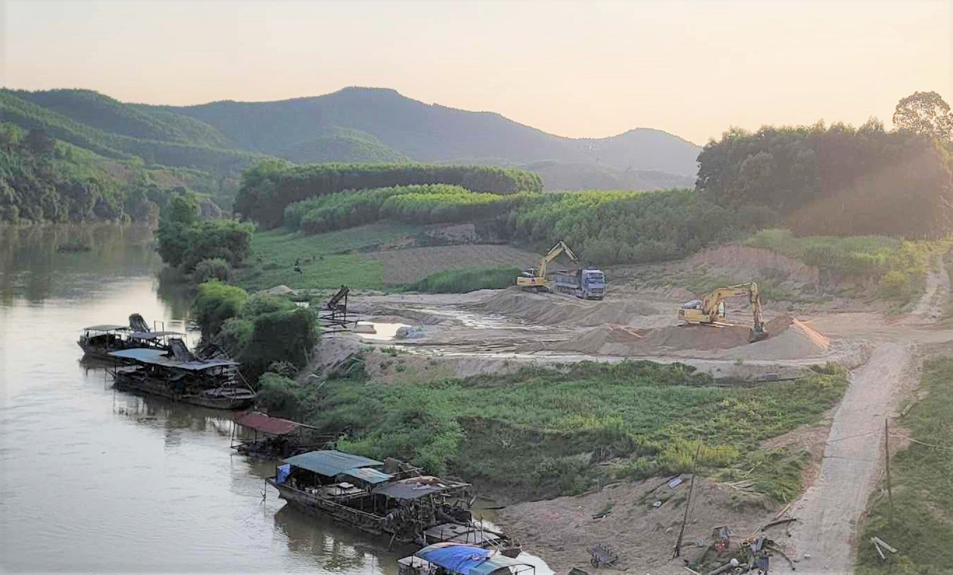 Có một nghịch lý, doanh nghiệp xây dựng mua cát nội tỉnh Hà Tĩnh giá cao hơn mua ở các tỉnh Nghệ An, Quảng Bình. 
