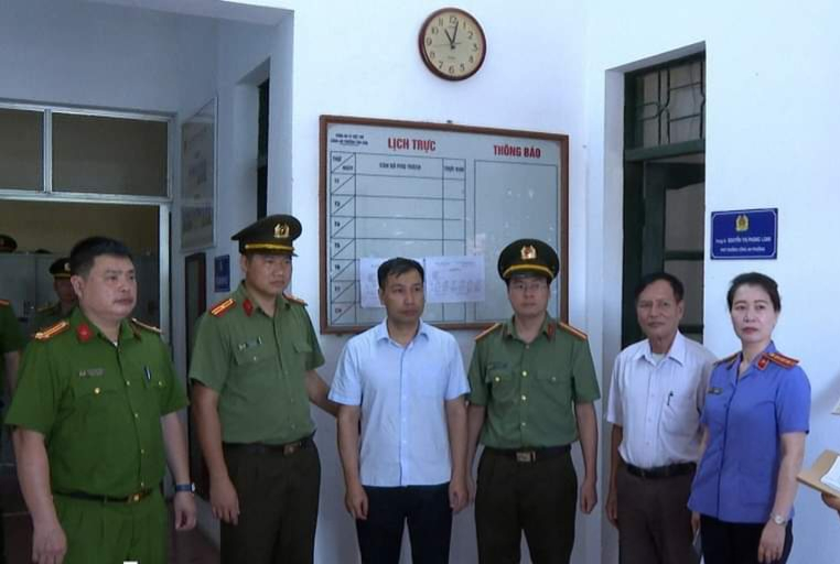 Cơ quan chức năng tiến hành thủ tục bắt ông Nguyễn Tiến Lâm. Ảnh: CAPT.