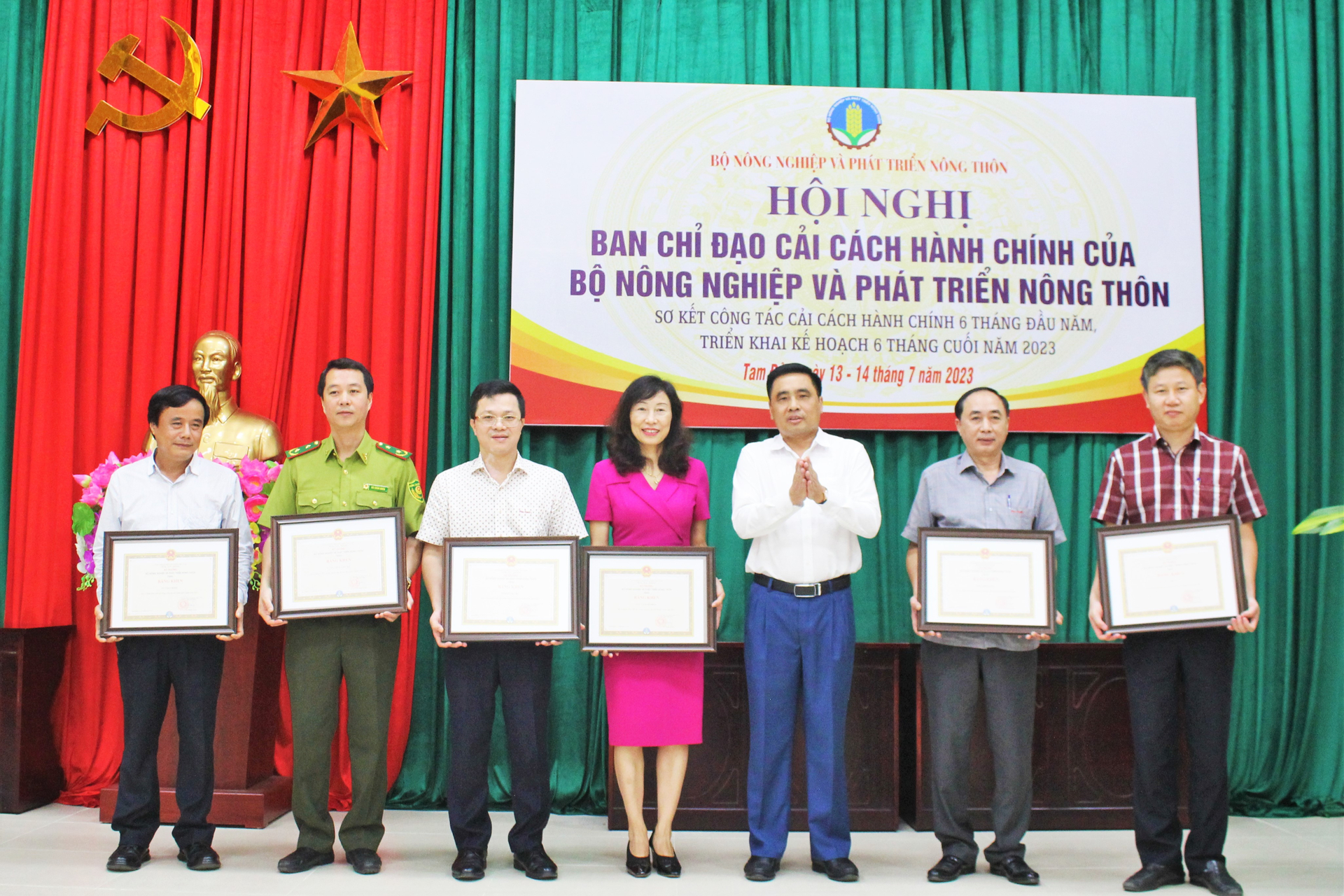 Thứ trưởng Nguyễn Quốc Trị trao Bằng khen của Bộ trưởng Bộ NN-PTNT cho các tập thể và cá nhân đã có thành tích xuất sắc trong công tác CCHC của Bộ và các đơn vị năm 2022. Ảnh: Trung Quân.