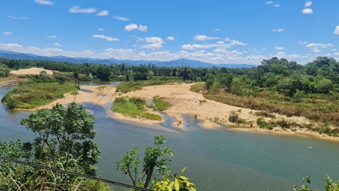 Đại hạn khiến nước sông Ngàn Phố trơ đáy, trạm bơm Sơn Bằng và Tân Mỹ Hà treo hơn 1,2m. Ảnh: Thanh Nga.