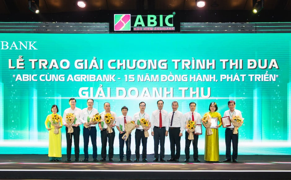 Đại diện lãnh đạo Bảo hiểm Agribank và Abribank trao Giải Doanh thu trong chương trình thi đua 'ABIC cùng Agribank - 15 năm đồng hành, phát triển.