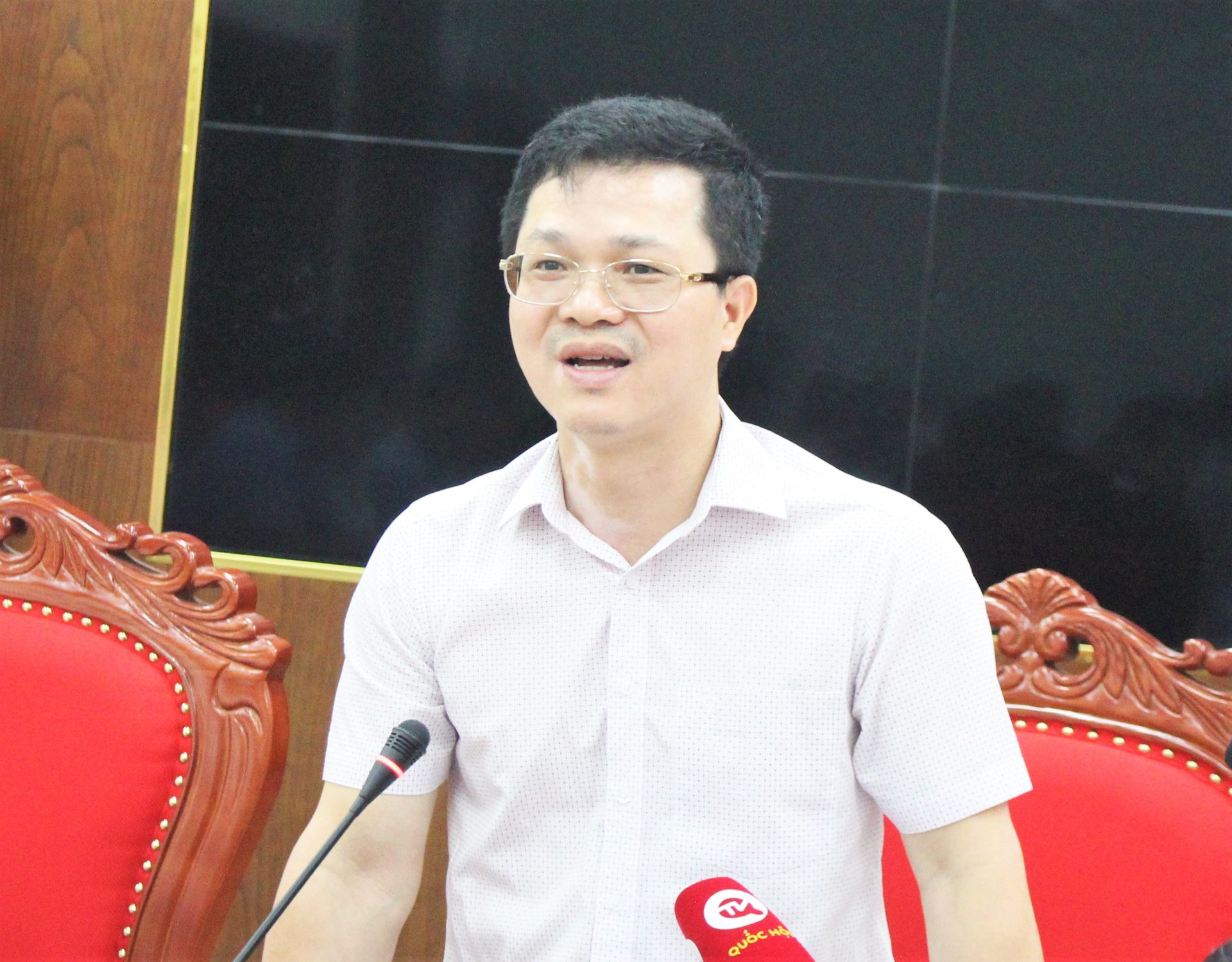 Nguyen Van Long, Director of the Department of Animal Health responded to the recommendations of businesses. Photo: Trung Quan.
