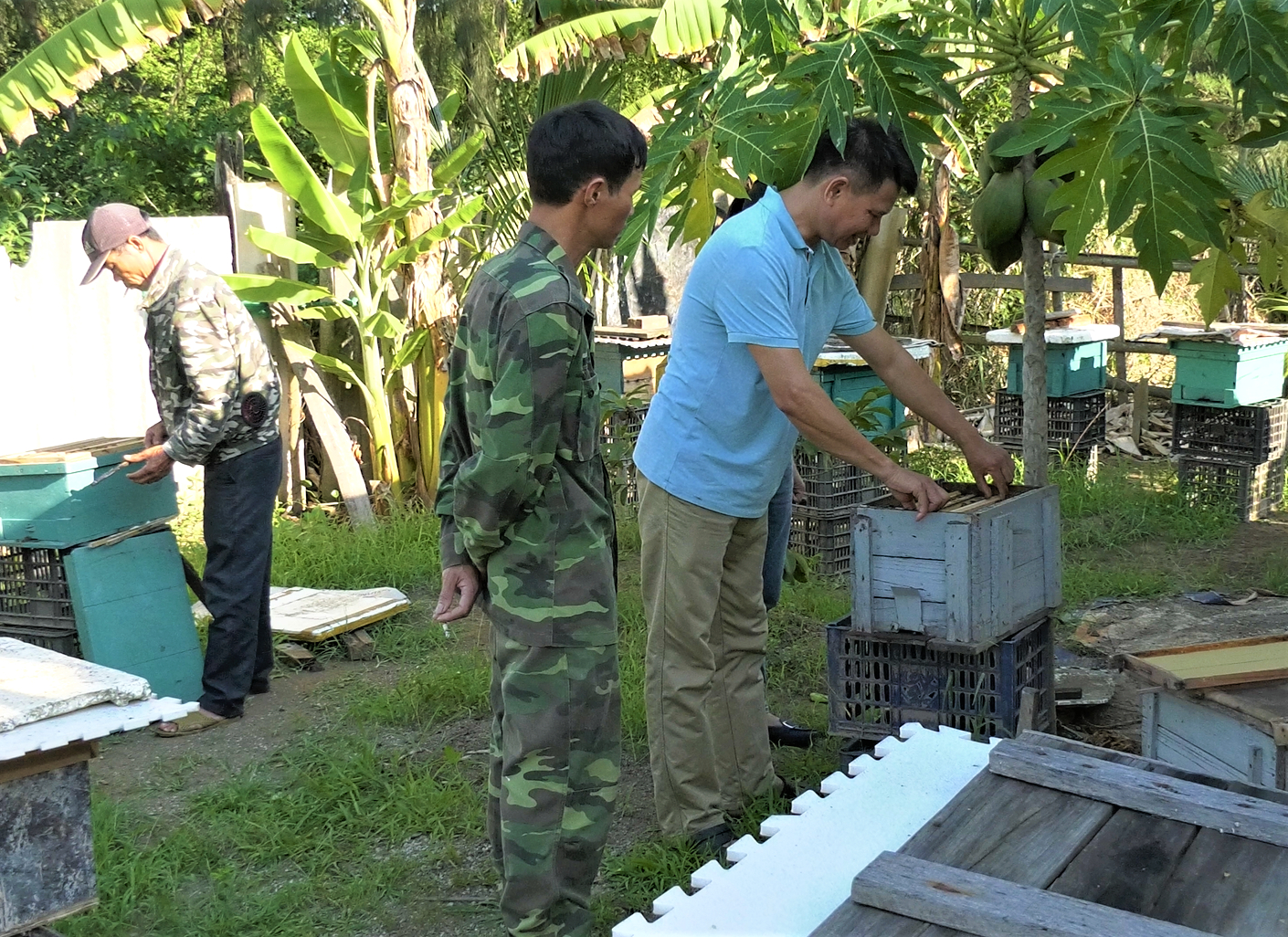 Ông Đặng Thanh Tùng, Giám đốc HTX Mật ong Tùng Hằng chia sẻ kinh nghiệm nuôi ong với người dân. Ảnh: Đinh Mười.
