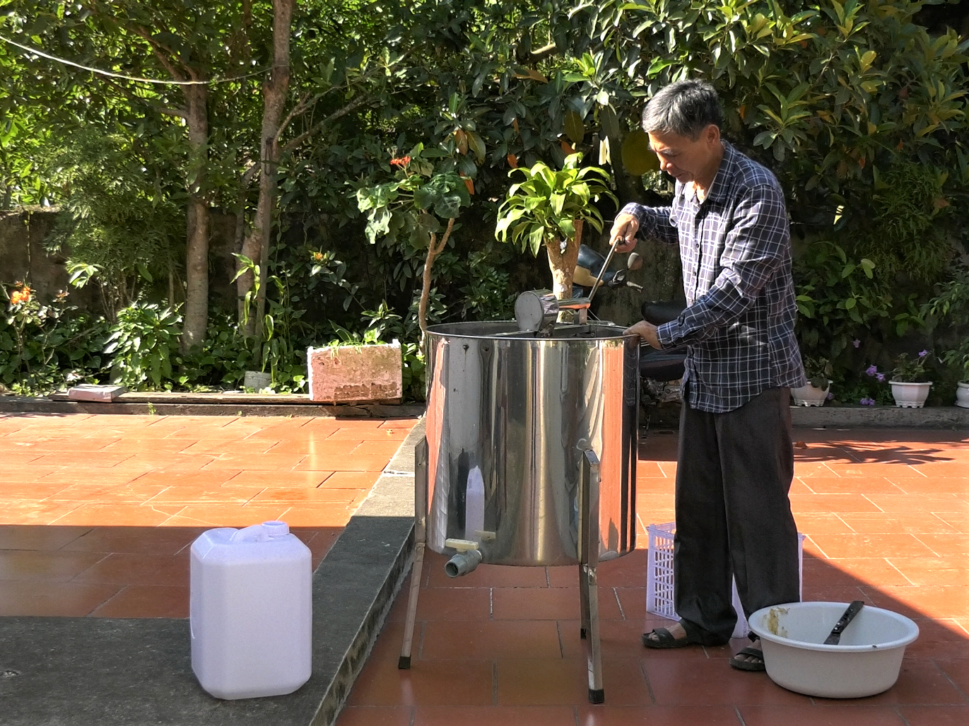 Với hệ thống máy móc hiện đại, mật ong sẽ được ép tách nước để đảm bảo hàm lượng nước trong mật dưới 23%. Ảnh: Huy Bình.