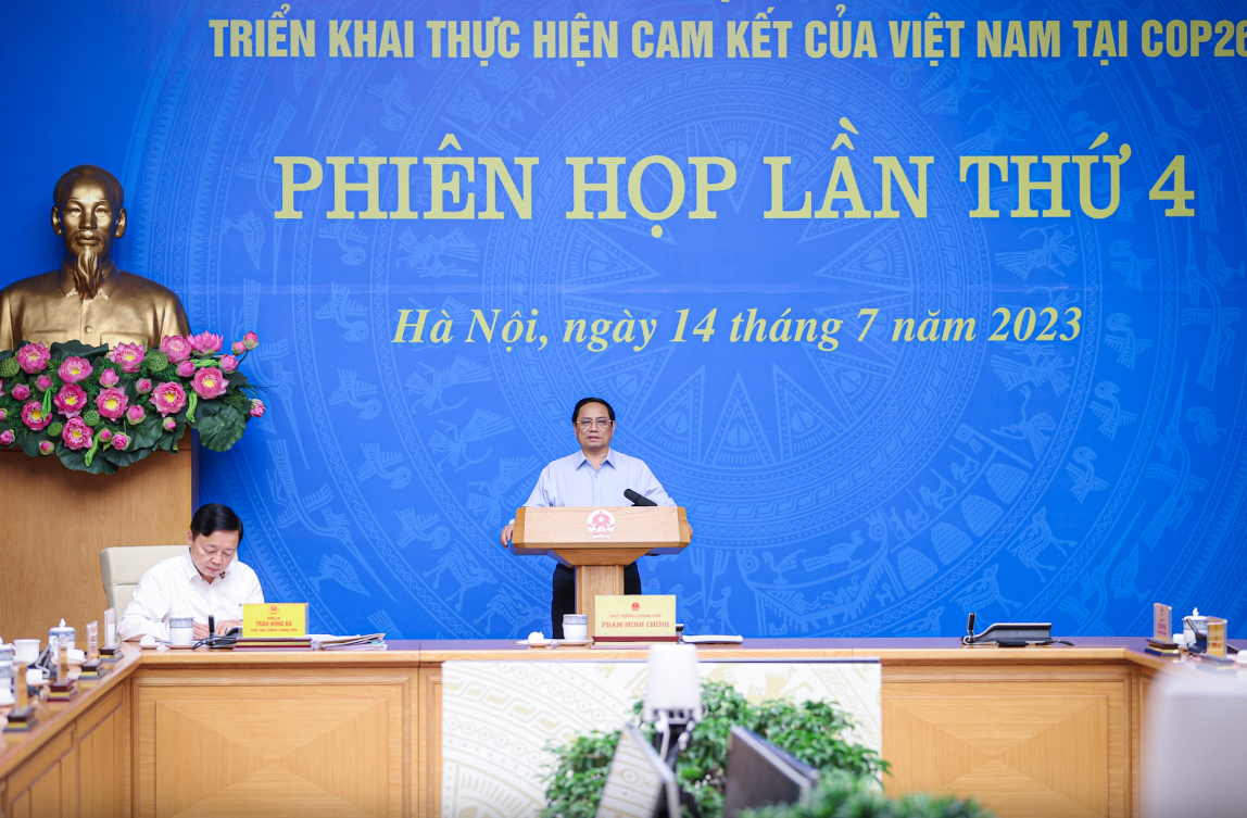 Thủ tướng yêu cầu Ban Chỉ đạo và các cấp, các ngành tiếp tục đẩy nhanh tiến độ thực hiện các nhiệm vụ triển khai thực hiện các cam kết của Việt Nam tại COP26. Ảnh: VGP/Nhật Bắc.