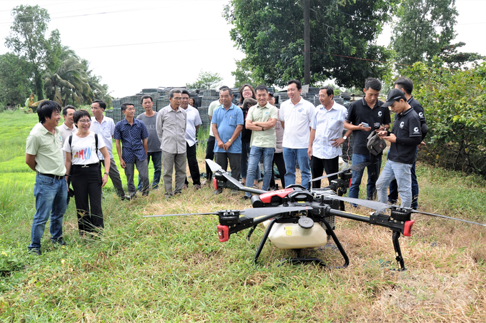 Trung tâm Khuyến nông Kiên Giang phối hợp với Công ty Cổ phần Đại Thành tổ chức hội thảo trình diễn thiết bị dẫn đường cho máy cấy và thiết bị bay không người lái (Drone). Ảnh: Trung Chánh.