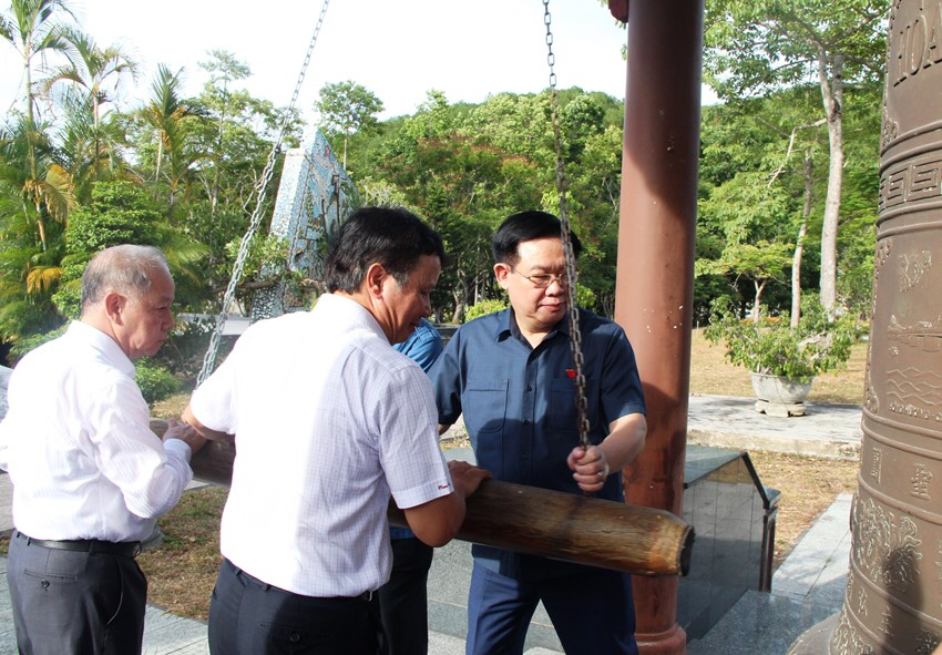 Chủ tịch Quốc hội Vương Đình Huệ và lãnh đạo tỉnh Thừa Thiên - Huế thỉnh chuông tại tháp chuông Hòa Bình. Ảnh: Ngọc Minh Phan.