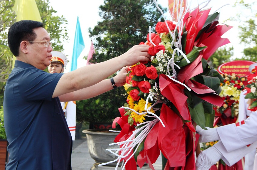 Chủ tịch Quốc hội Vương Đình Huệ dâng hương, dâng hoa tại Đài tưởng niệm Nghĩa trang liệt sĩ thành phố Huế. Ảnh: Ngọc Minh Phan.