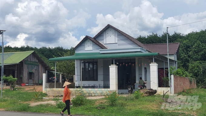 Ngôi nhà mới khang trang của công nhân Nông trường Suối Cát (Công ty Cao su Sa Thầy) trên xã Ia Dom của huyện mới Ia H'Drai. Ảnh: Kiên Trung.