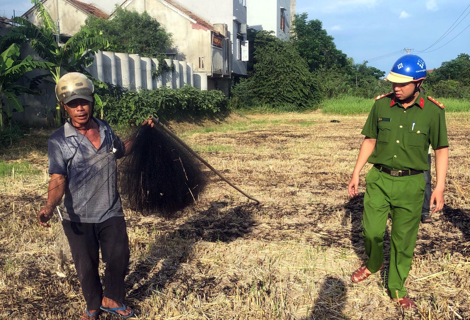 The authority made a record and confiscated exhibits from the swiftlet trapping case in Phu Hoa district. Photo: KS.