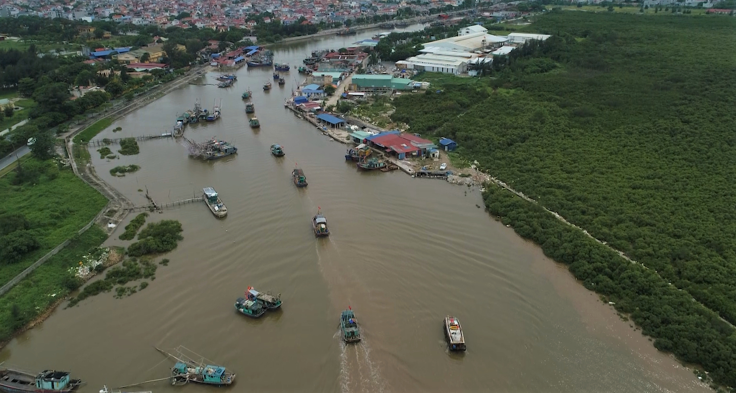 Các phương tiện hoạt động trên biển đang khẩn trương vào nơi tránh trú bão. Ảnh: Đinh Mười.