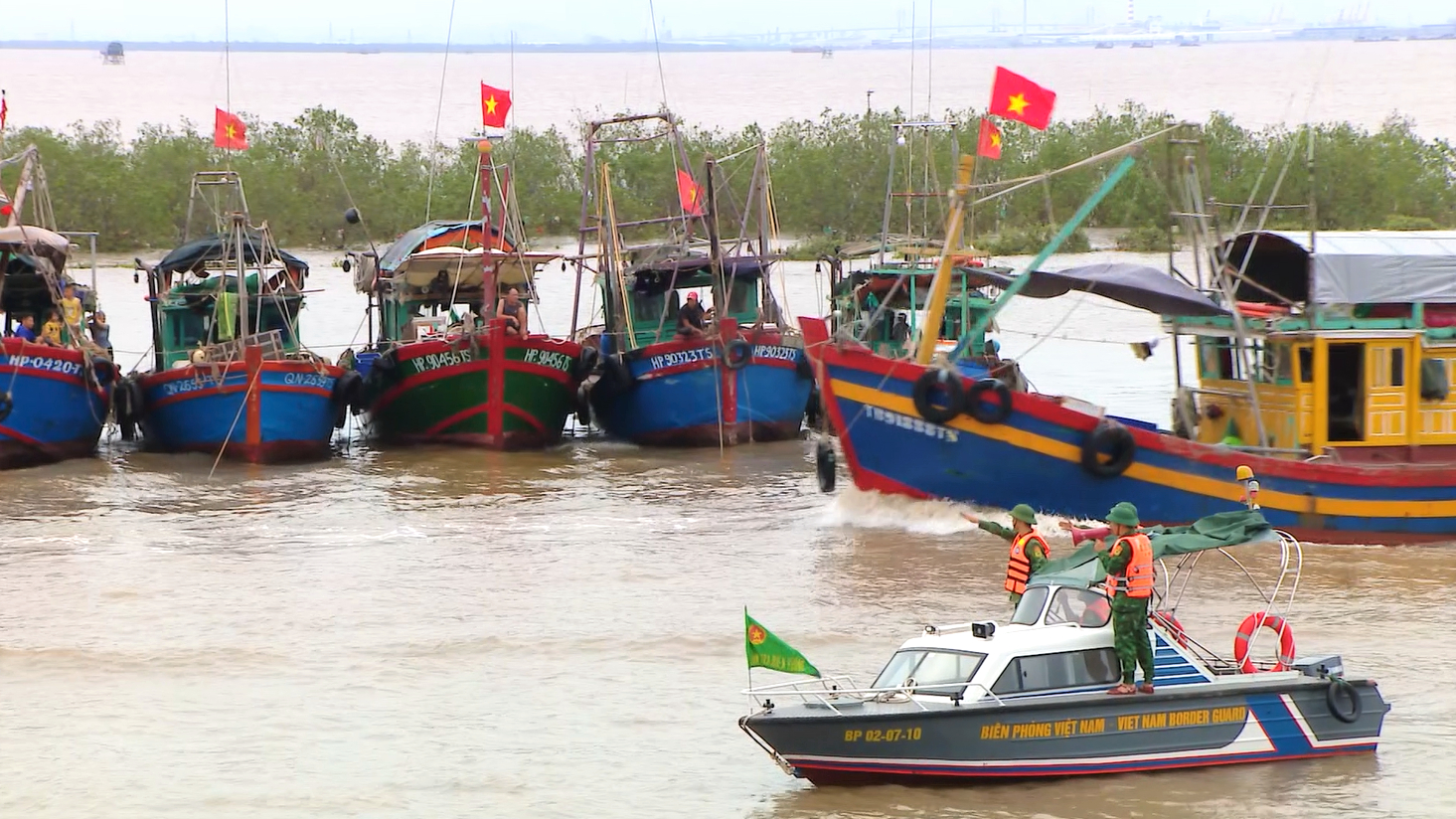 Lượng lượng bộ đội biên phòng tại Đồ Sơn thông tin về cơn bão đến các tàu, thuyền. Ảnh: Trung Quân.