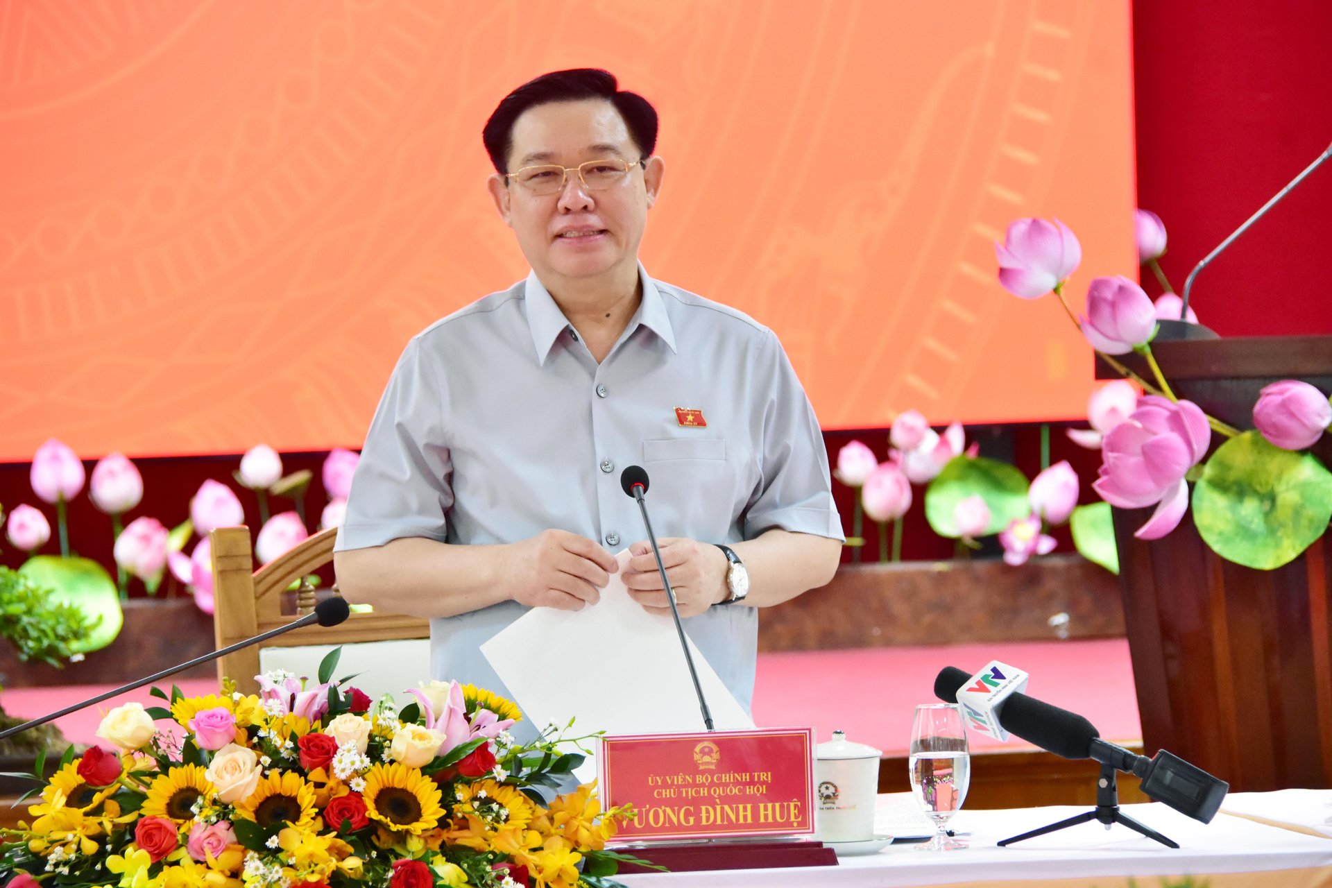 Chủ tịch Quốc hội Vương Đình Huệ ấn tượng với sự đổi thay của tỉnh Thừa Thiên Huế. Ảnh: Ngọc Minh Phan.