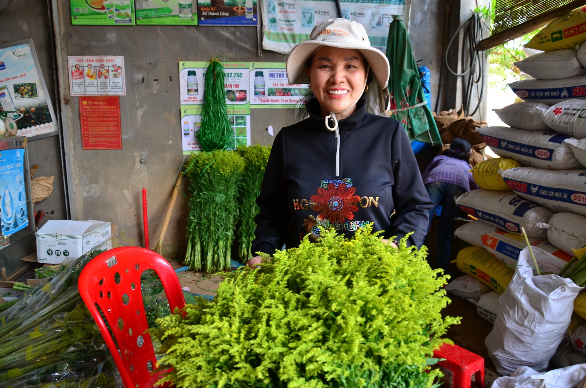 Chị Trần Thị Hiền bên trong cửa hàng vật tư nông nghiệp của mình. Ảnh: Dương Đình Tường.