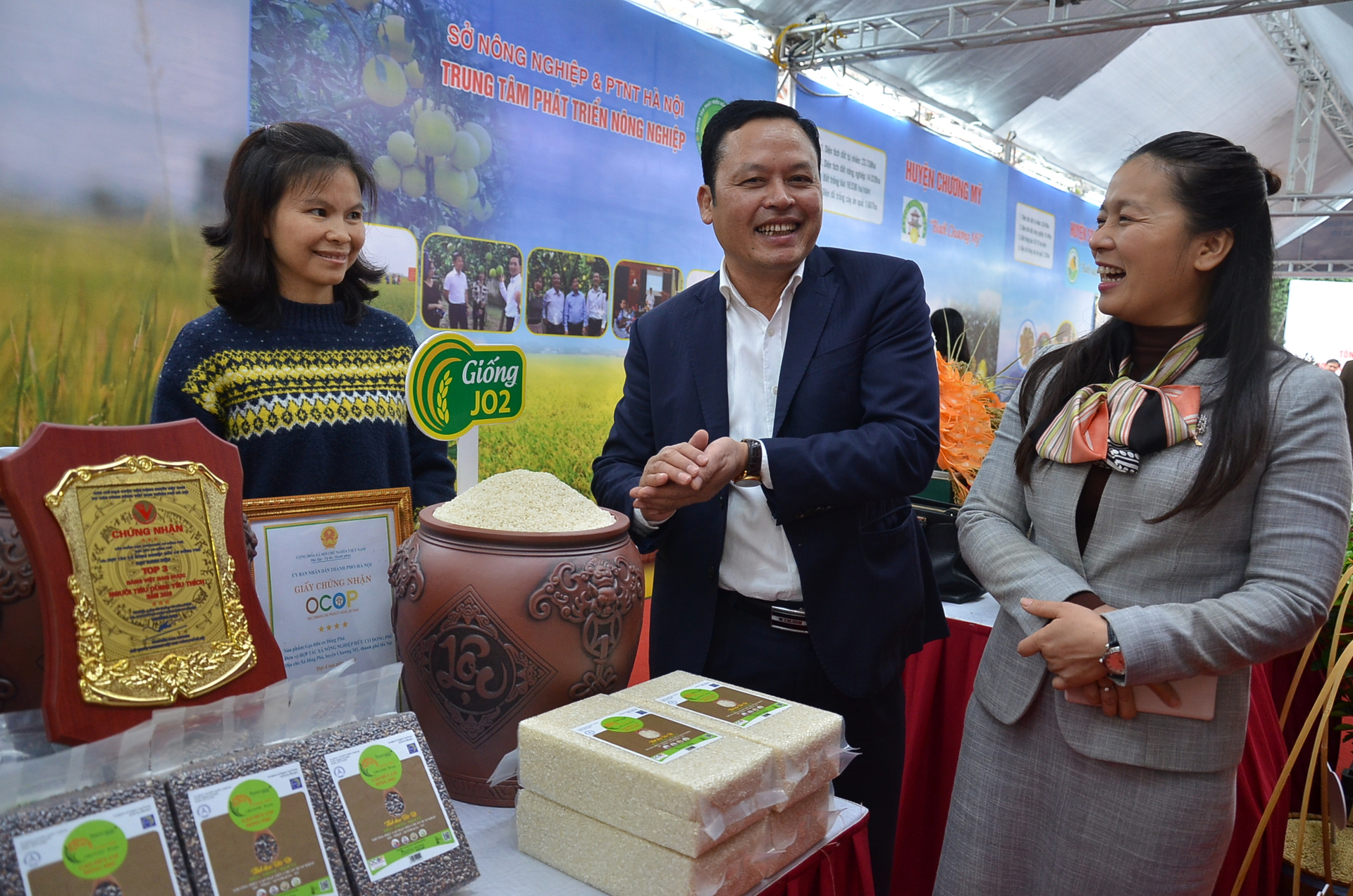 Ông Tạ Văn Tường, Phó Giám đốc Sở NN-PTNT Hà Nội thăm gian hàng gạo hữu cơ Đồng Phú. Ảnh: NNVN.